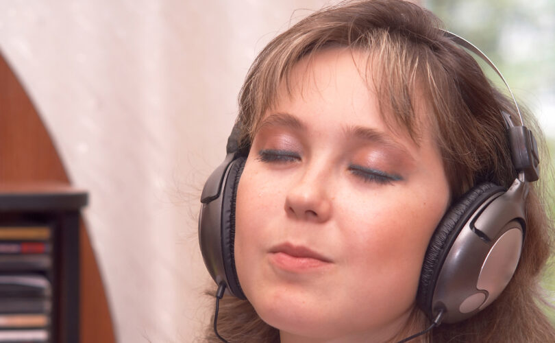 Vrouw luistert naar muziek op een hoofdtelefoon